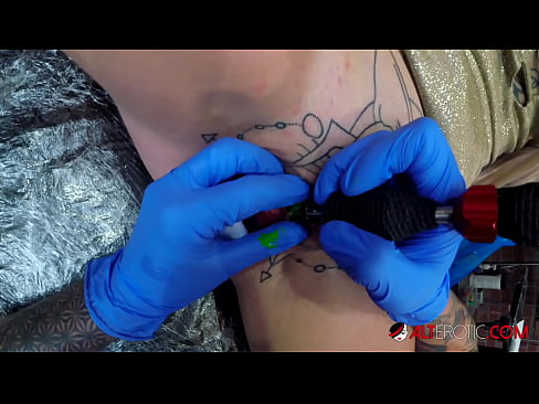 ❤️ Extreem getatoeëerde hottie Sully Savage kreeg een tatoeage op haar clitoris Porno fb at nl.raceporn.ru ❌❤
